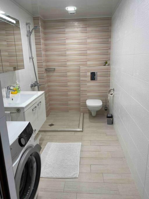 Sunny Spacious Apartment In A Great Location Kazanlak Luaran gambar