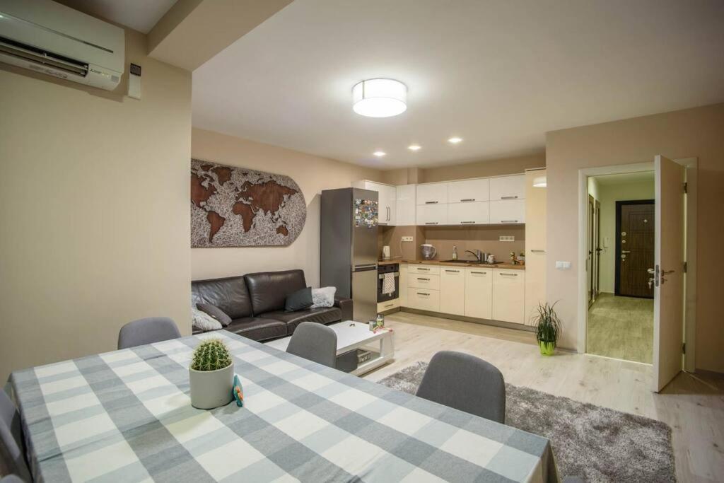 Sunny Spacious Apartment In A Great Location Kazanlak Luaran gambar